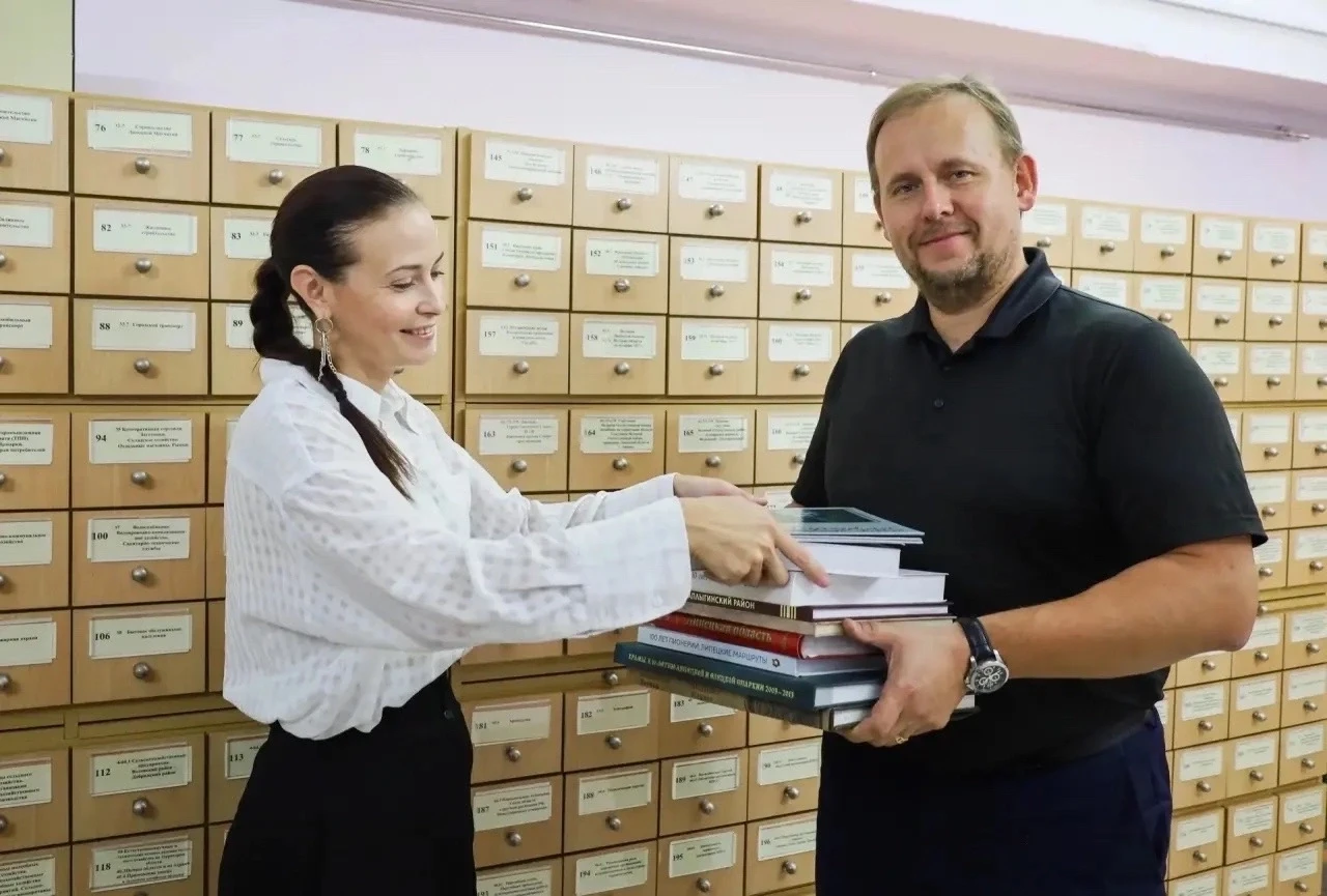 🙌Еще одну партию книг мы вместе с читателями собрали для школ и библиотек ЛНР и Запоро...