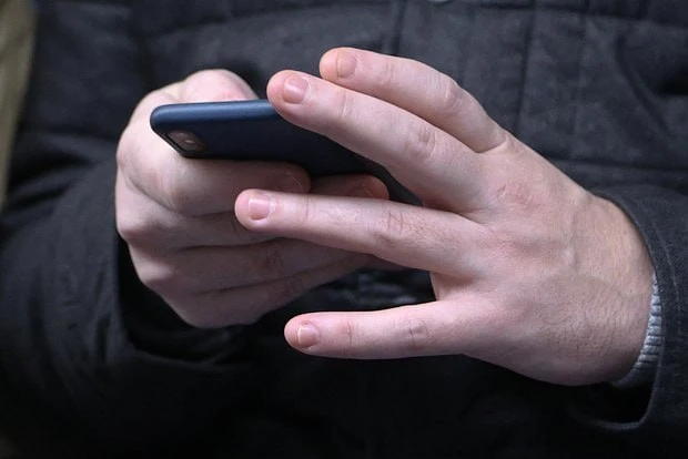 Житель Харцызска увидел у знакомого 3 300 000 рублей, украл 24 000 и получил штраф в 10...