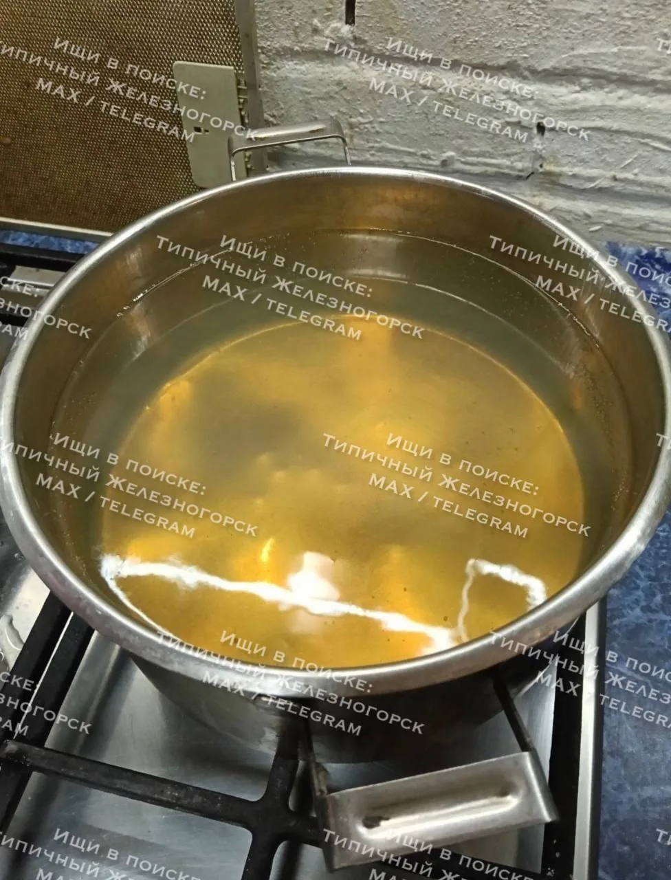 Коричневая вода на улице Ленина