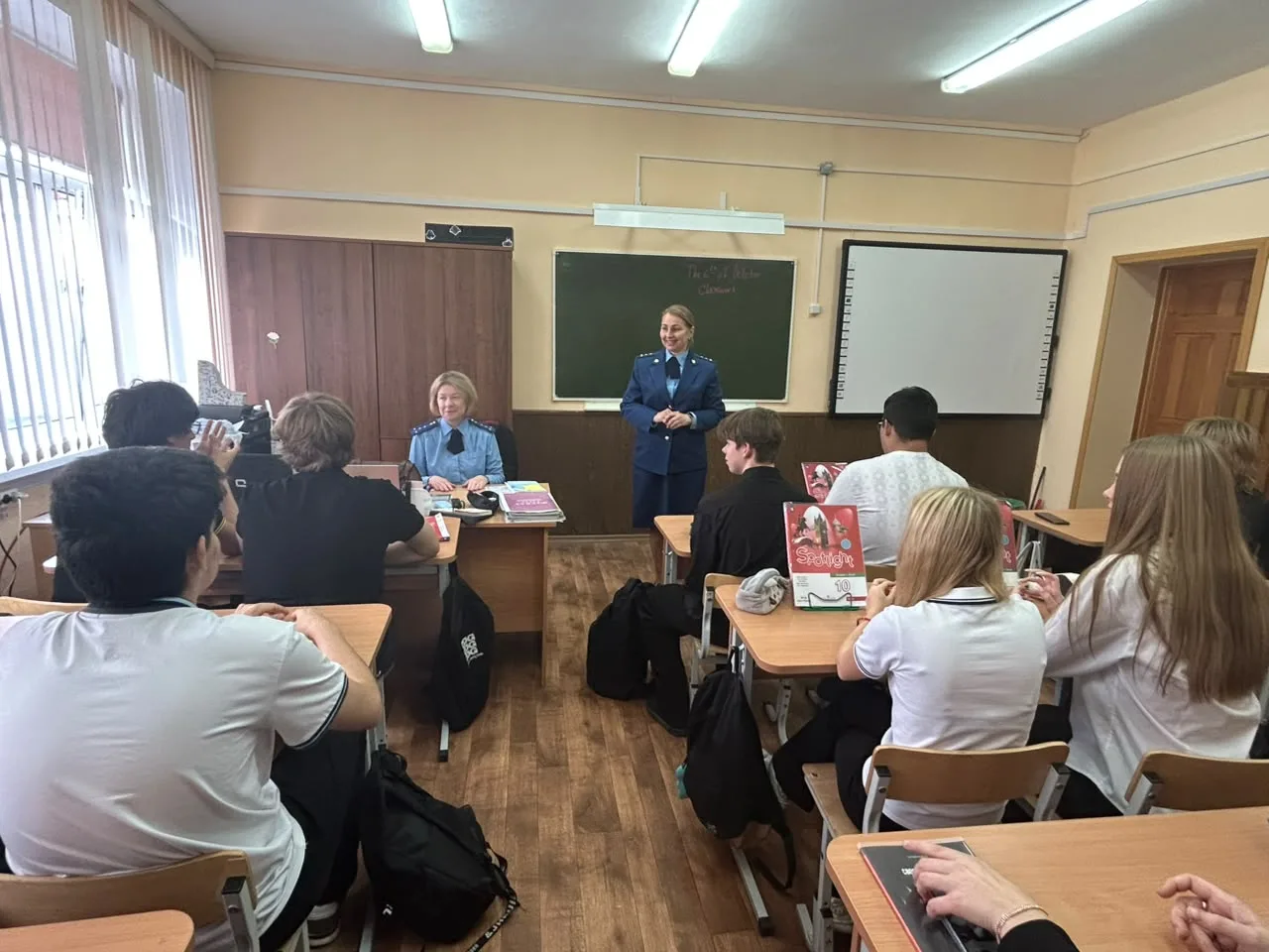 📚6 октября в нашей школе прошла акция "Урок от профессионалов". На встречу с 10 класса...