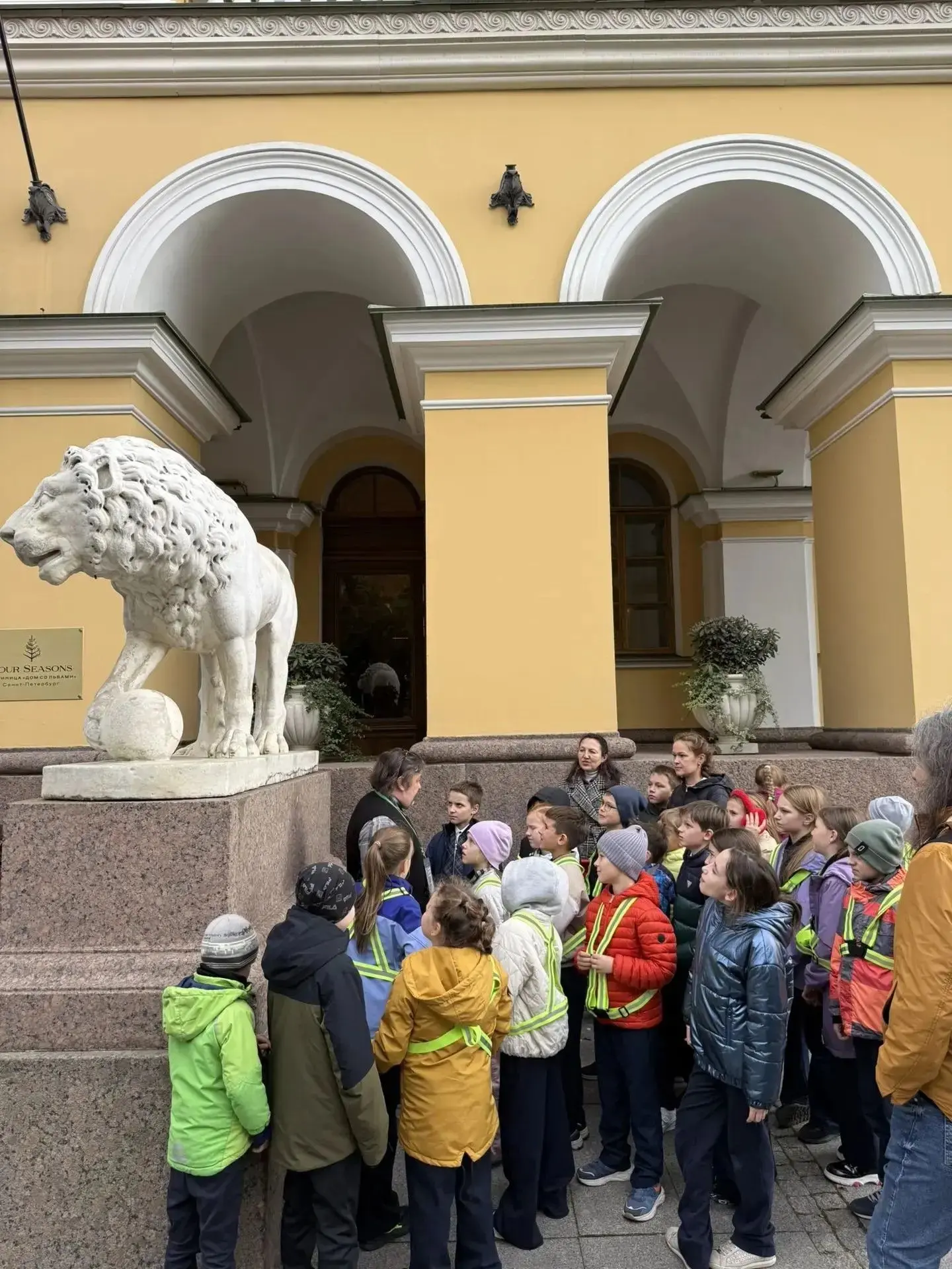 Открыть для себя Петербург с новой стороны! 🦁💙Ребята из 3 «Б» класса вместе с учителе...