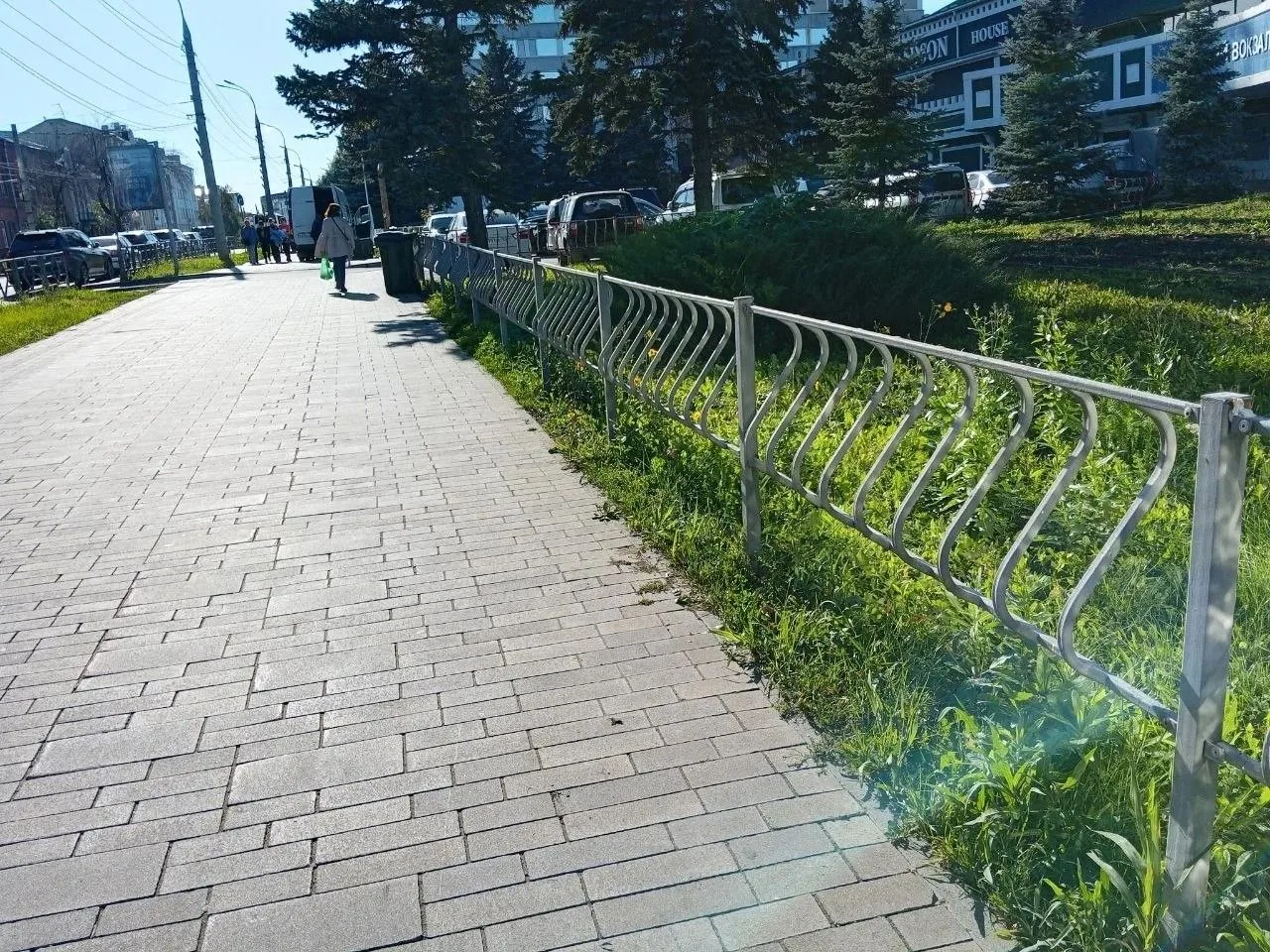 Подвиг длиною в полгода: На Речном вокзале ПОЛНОСТЬЮ докрасили 30 метров ограждения!