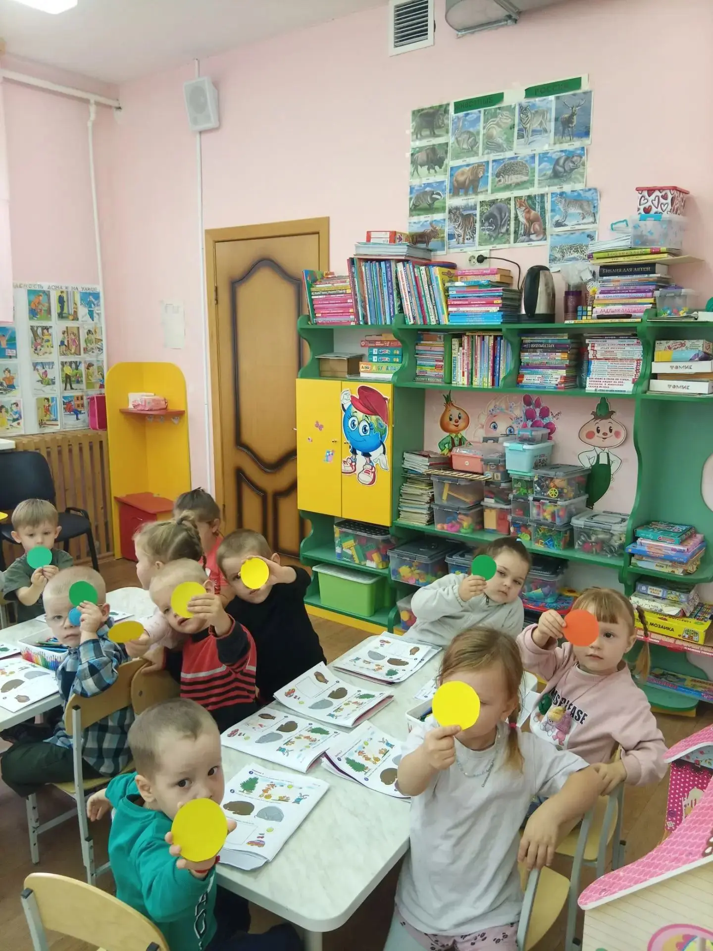 Сегодня на занятии по математике, наши малыши из второй младшей группы познакомились с ...