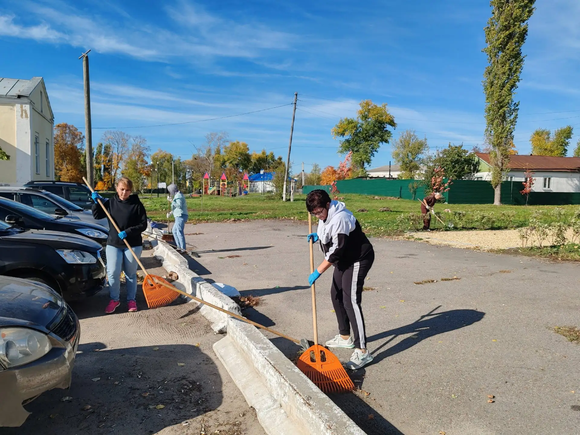 🍂 В Землянске жители вышли на общественный субботник.