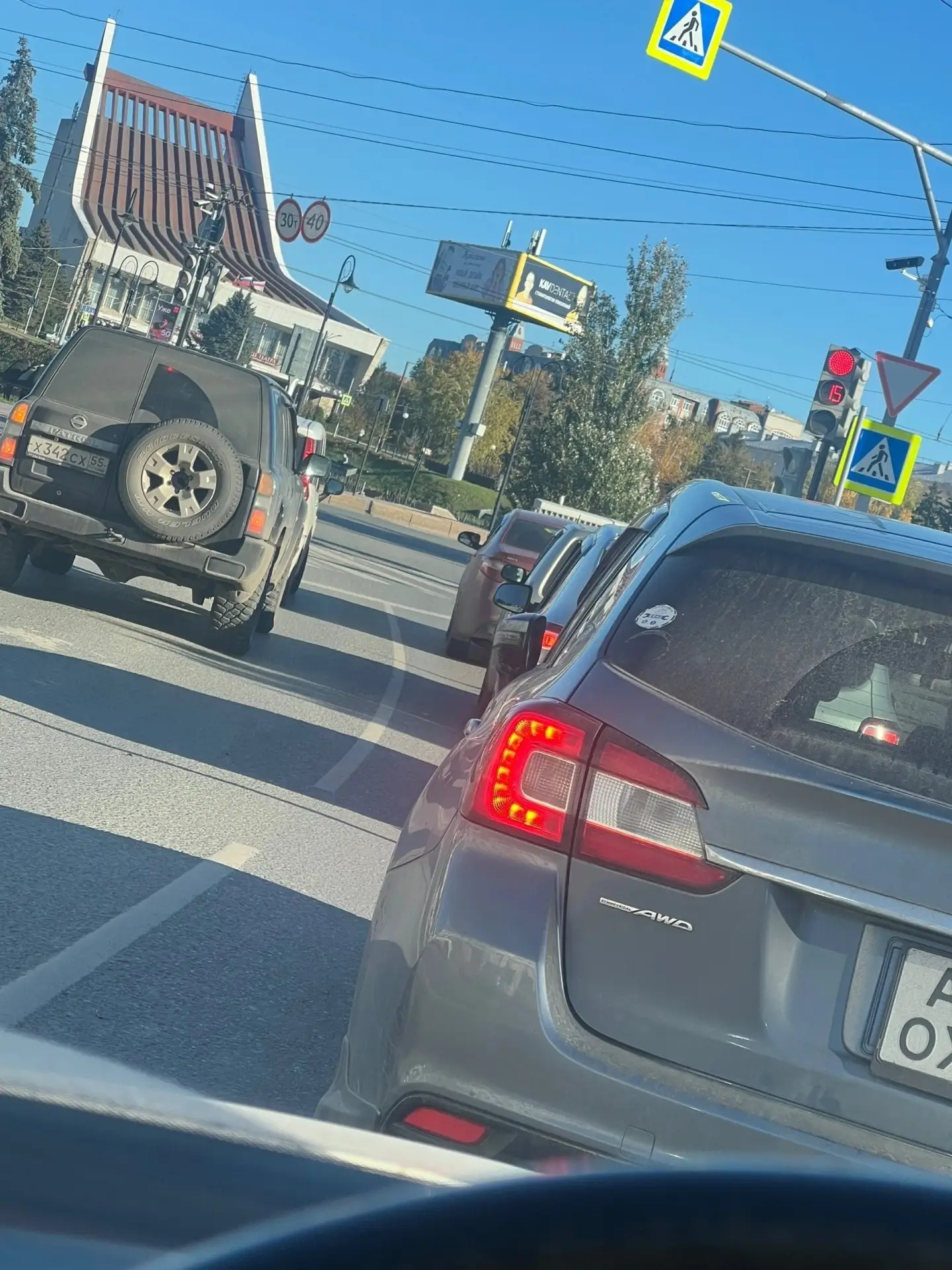 Сейчас едем, впереди девушка всю дорогу едет с закрытыми зеркалами. Всех подрезает.
