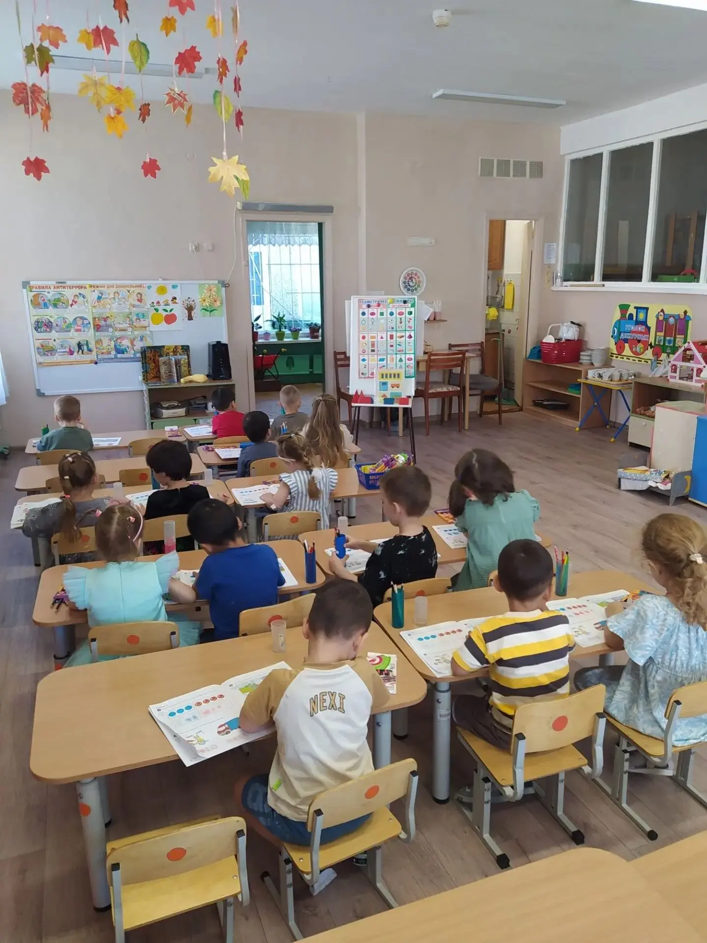 Тема: сравнение чисел 3-4, счет по образцу, загадки. Времена года осень. Слава, справа.