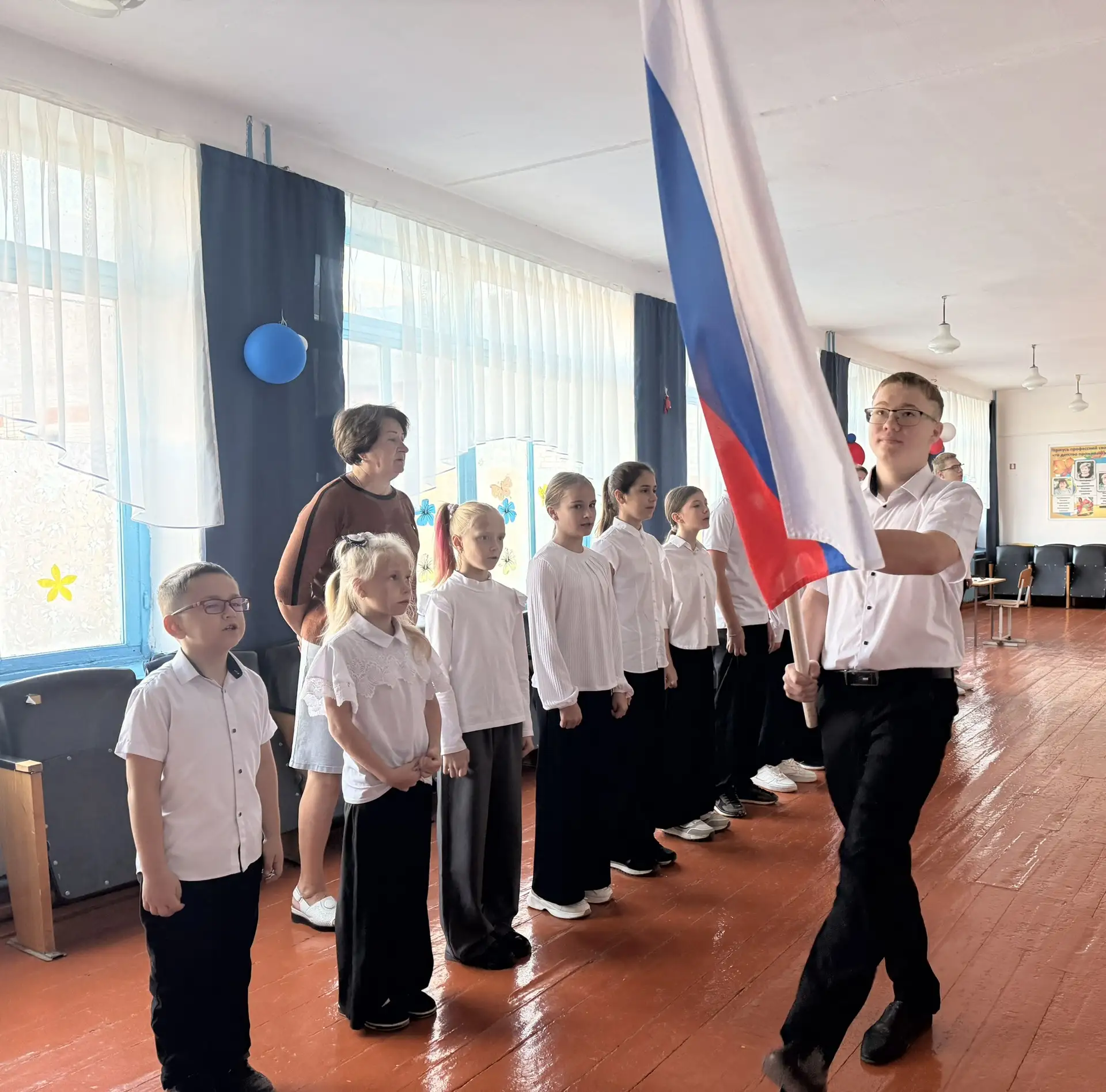 Рабочая неделя началась с вноса государственного флага.