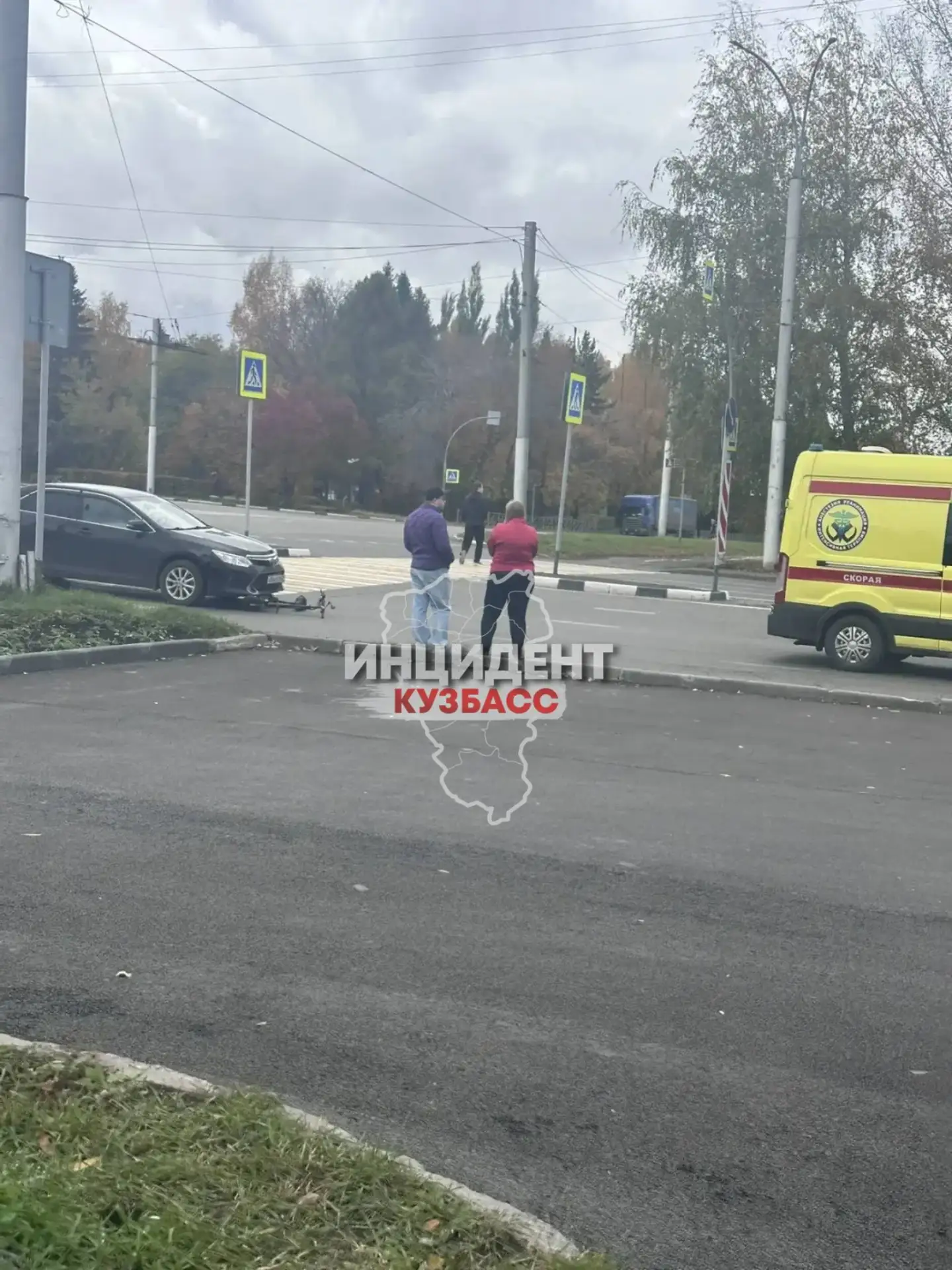 В Кемерове произошло ДТП на кольце — легковушка сбила самокатчика на пешеходном переход...
