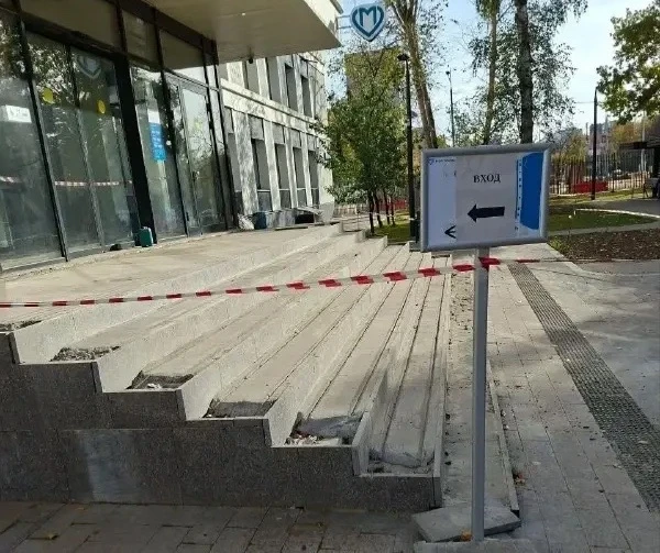 🏥 Главный вход в поликлинику на улице Молостовых закрыт