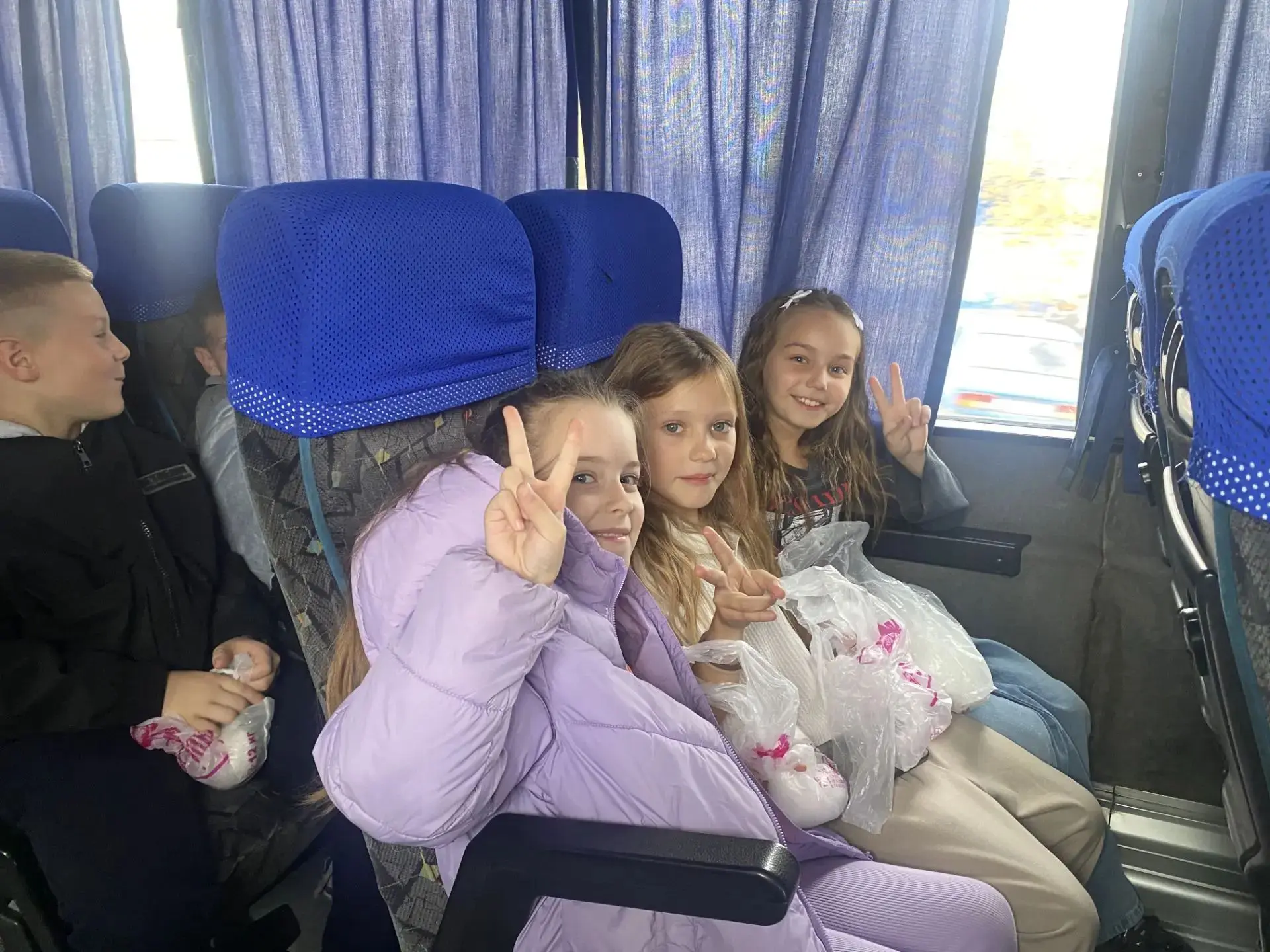 🐭🐱🐶Осталось немного времени до каникул, поэтому во всех классах проходят контрольные...