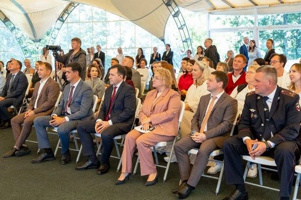⚡️ Спортсменам ЦСП Якову Мазину и Карине Гайдамащук вручили премию мэра Южно-Сахалинска