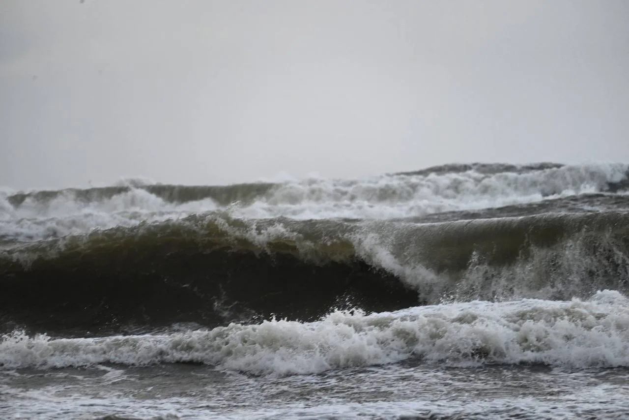 Волны сегодня достигали 3-4 метров 🌊