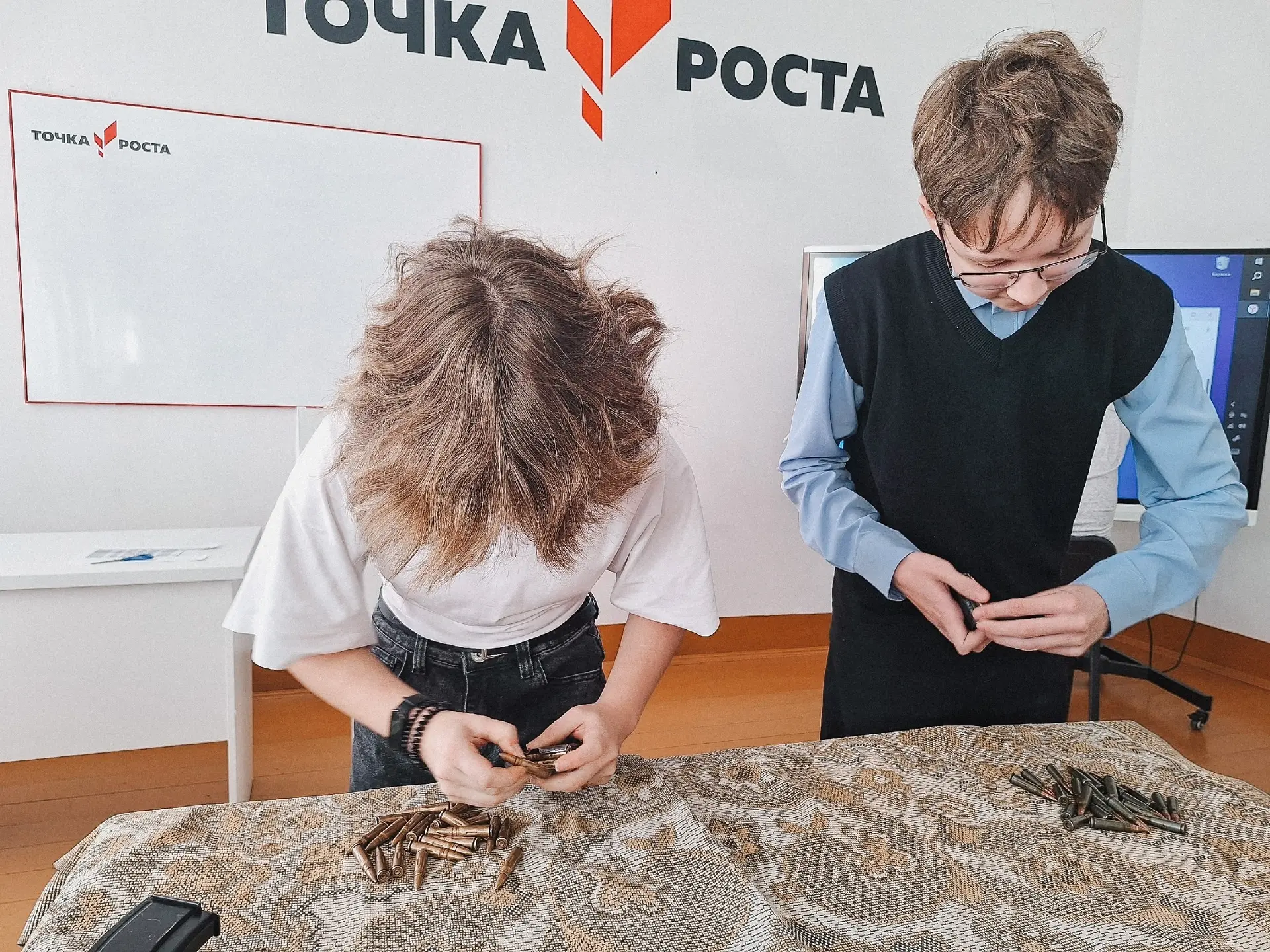 🕯В средней школе пгт Тужа прошли соревнования по снаряжению магазина АК-74 учебными па...