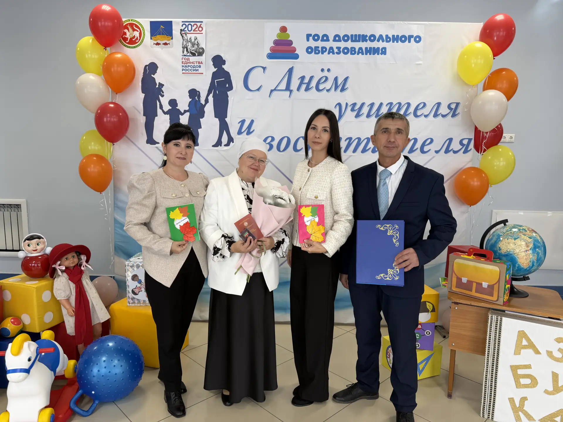 В преддверии дня учителя в городе Лаишево состоялся праздничный концерт. Где наградили ...
