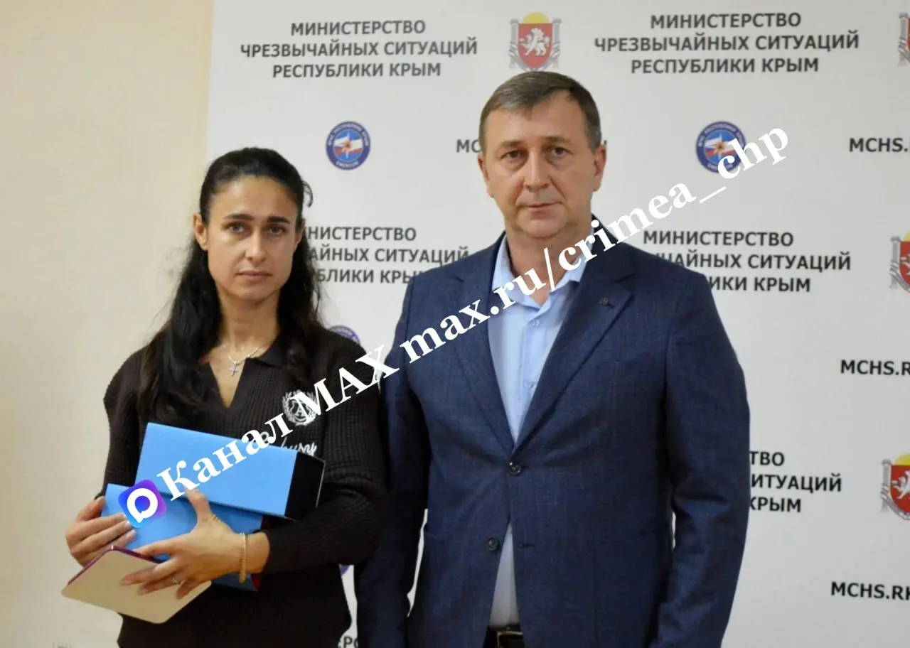 В Крыму посмертно наградили мужчину, который ценой жизни спас утопающую девушку.