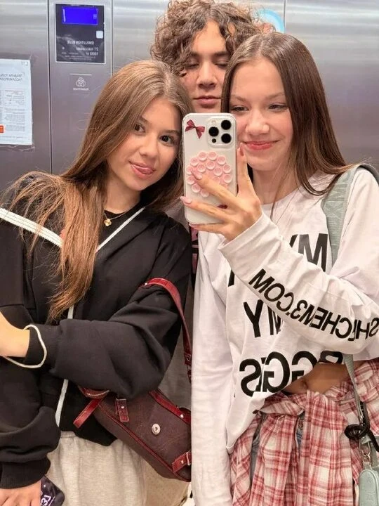 Друзья, подписывайтесь на каналы любимых блогеров в МАКС ✌️✌️✌️