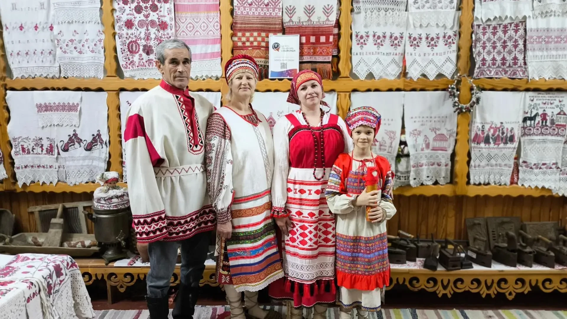 В музее «Рушника и костюма» Севского района прошло мероприятие «Семейные традиции: исто...
