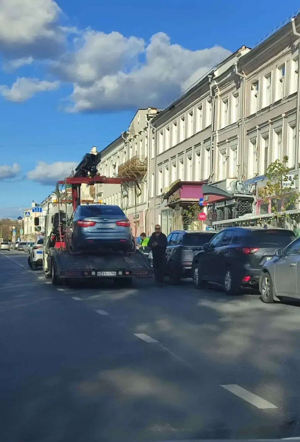 В центре Ульяновска эвакуация машин из-за неправильной парковки