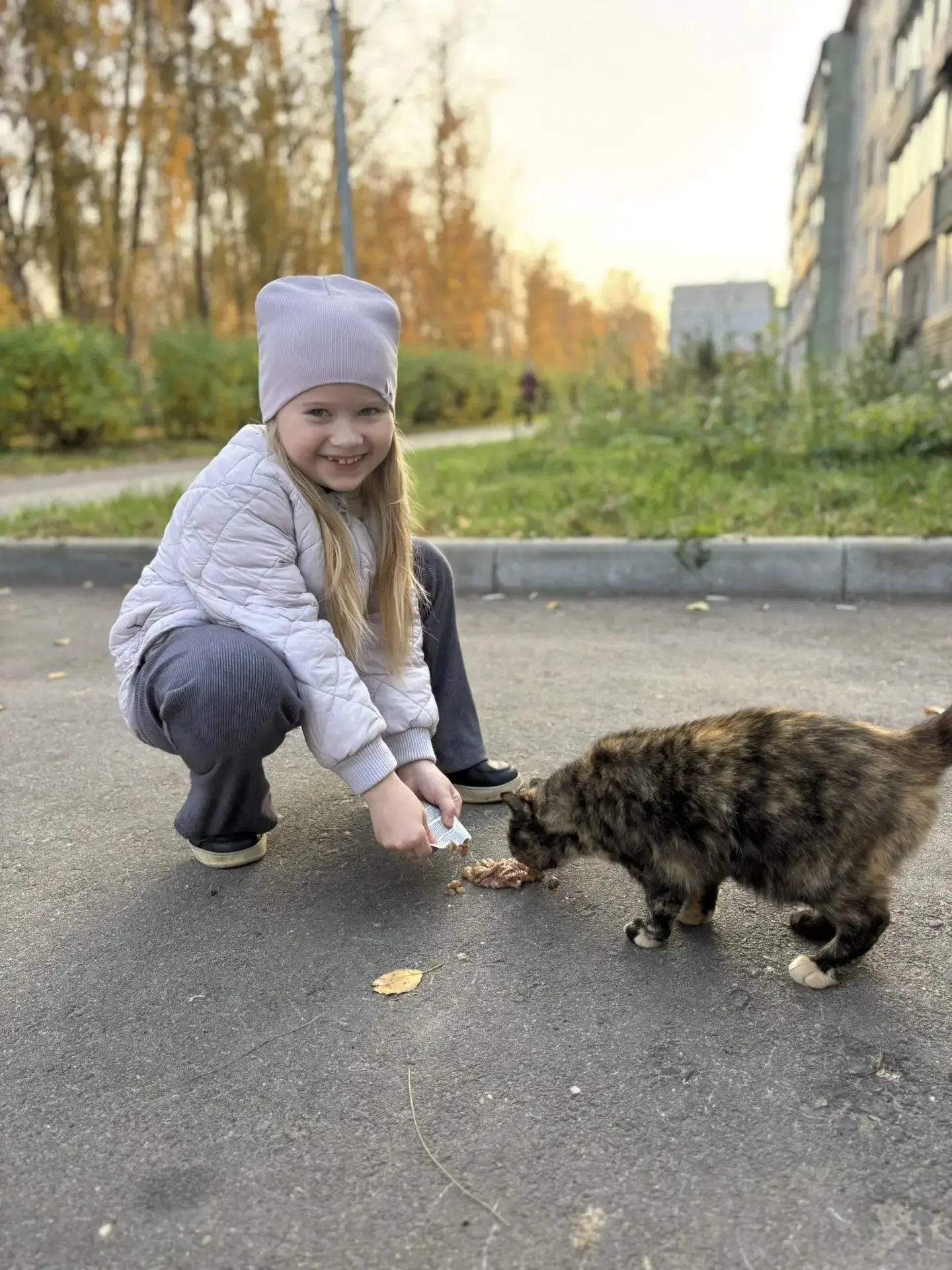 Алехина Василиса, ученица 2б класса, принимает участие в акции "Осенняя неделя добра".