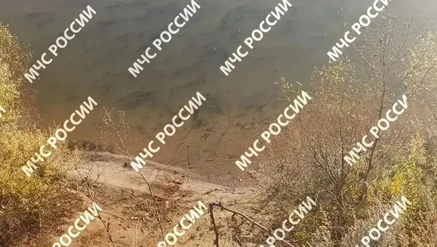 Два молодых человека погибли, выпав с обрыва в воду
