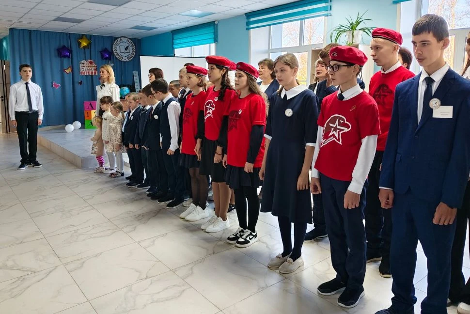 Утро понедельника, 5 октября 2026 года, в школе началось с традиционной торжественной л...