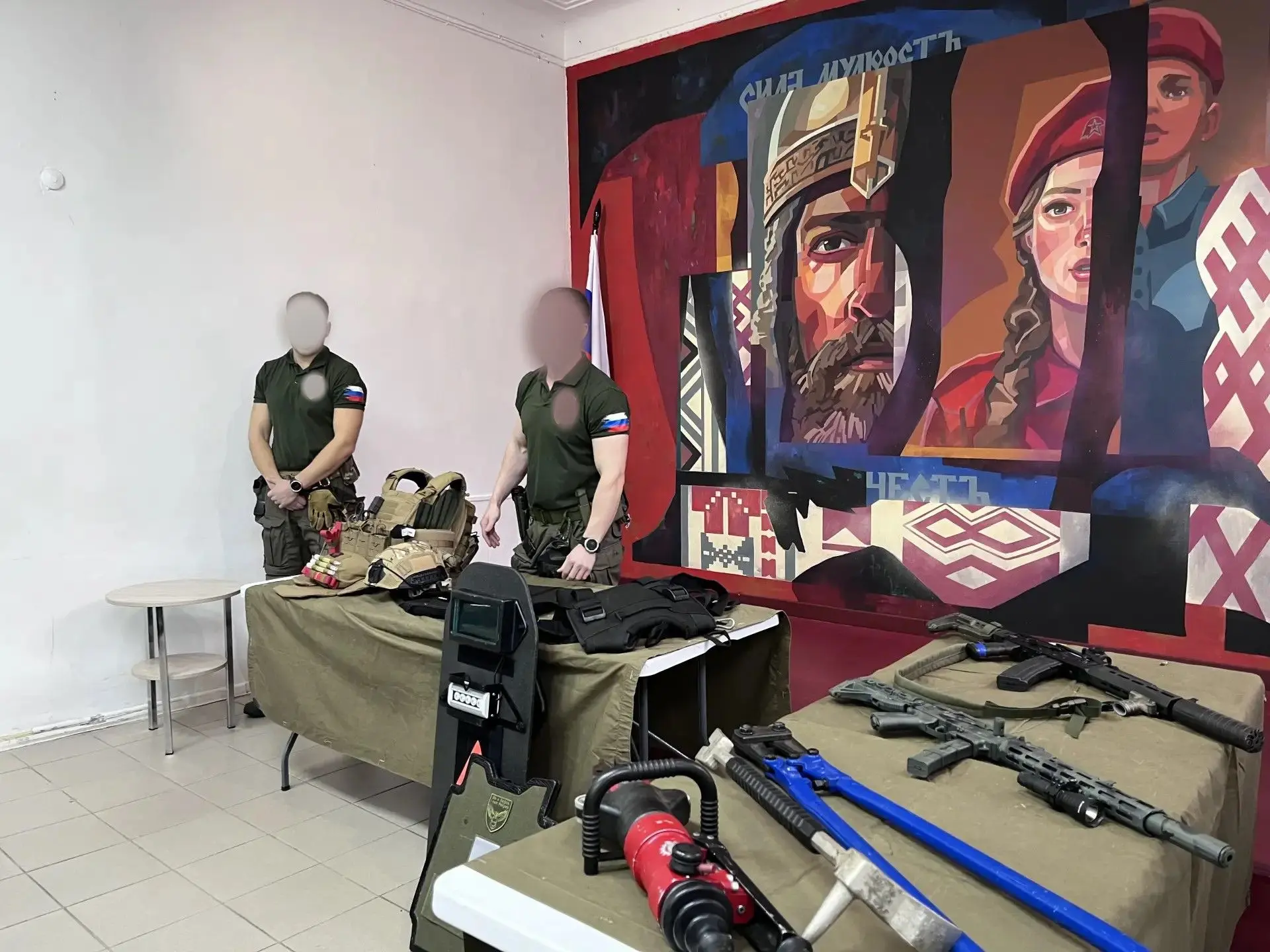 Спецназ в деле: карельские курсанты примерили экипировку бойцов и освоили боевое оружие...