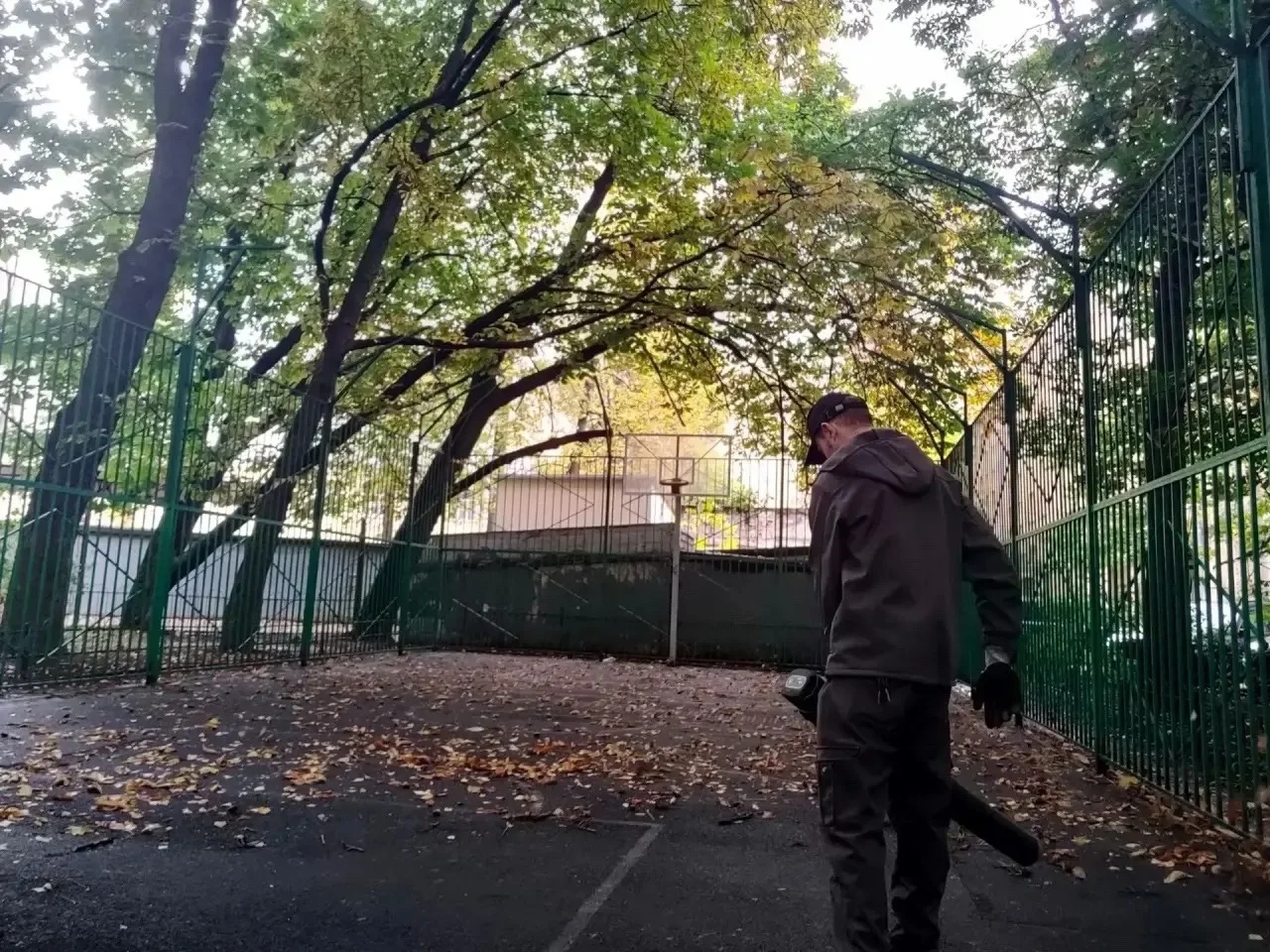 Осенний месячник начался: спортивные площадки Петроградского района привели в порядок