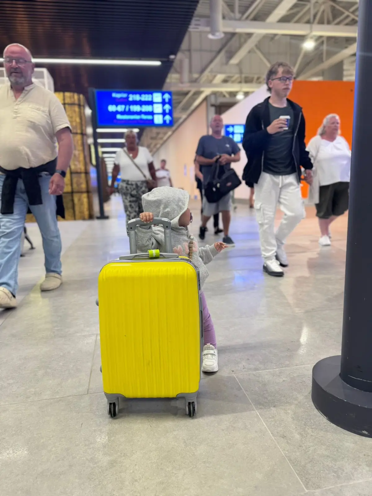 ✈️ Как ребёнку выехать за границу?