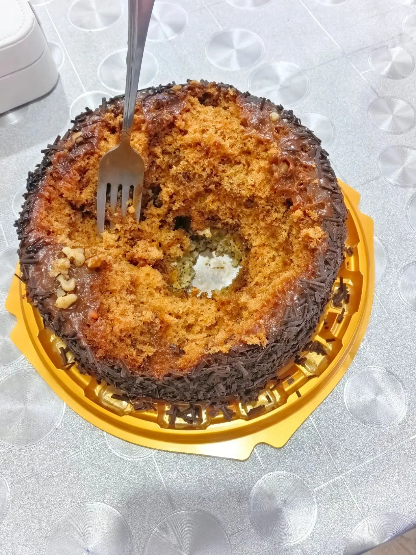 В нашей семье торт ест только кто-то одна....