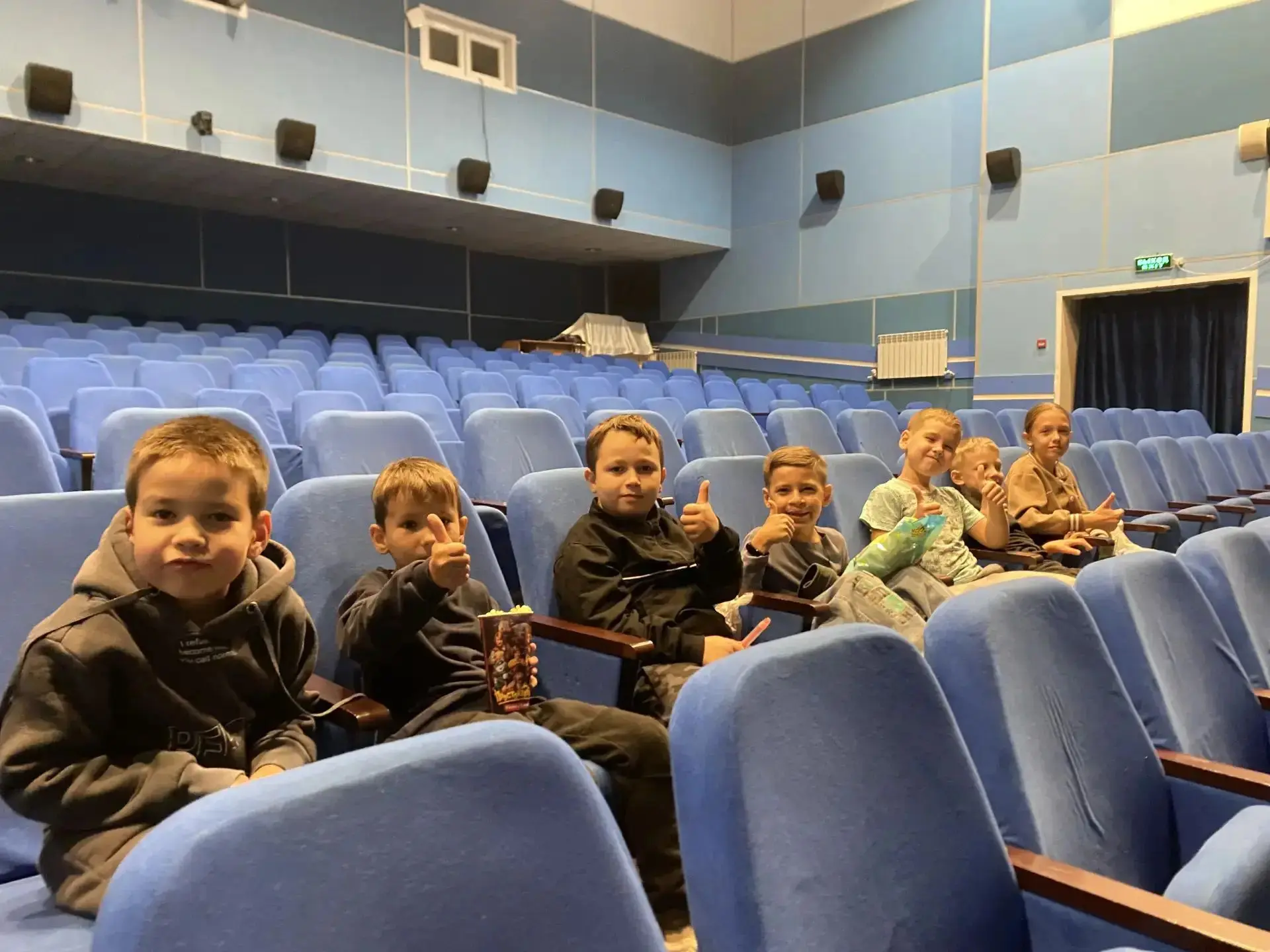 Ученики 1 «В» класса провели этот день весело и дружно, отправившись всем классом в кин...