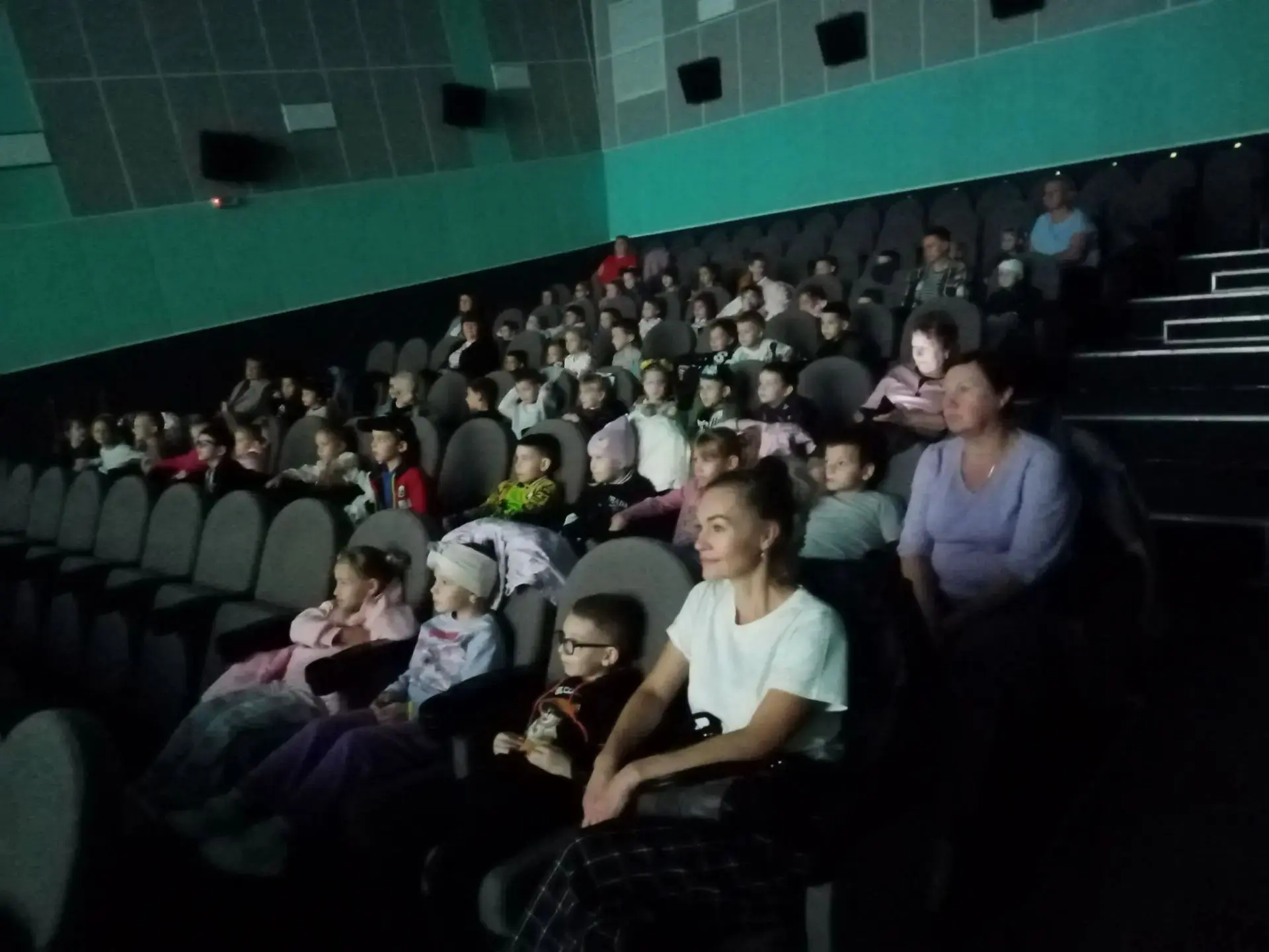 Слезы радости и доброты в кинотеатре!