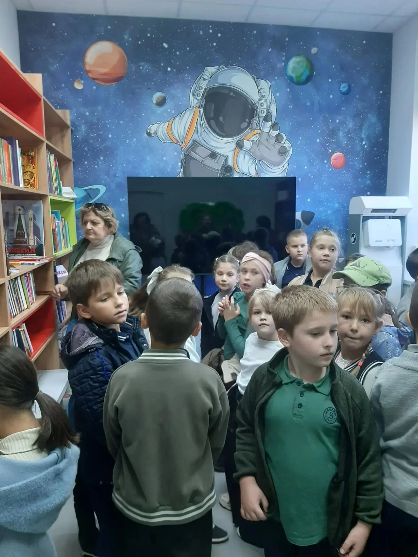 9 октября 2026 года Володарскую детскую модельную библиотеку посетили учащиеся 2 А и 2 ...