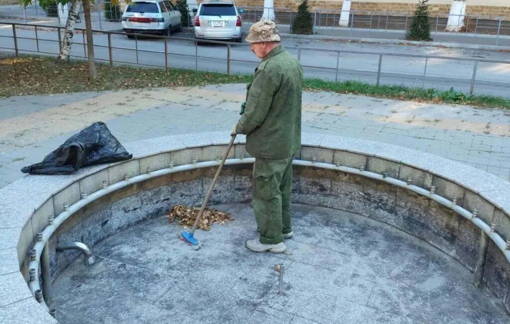 Волгодонцы превратили фонтаны в урны. И окончательно доломали скамейки на Ленина