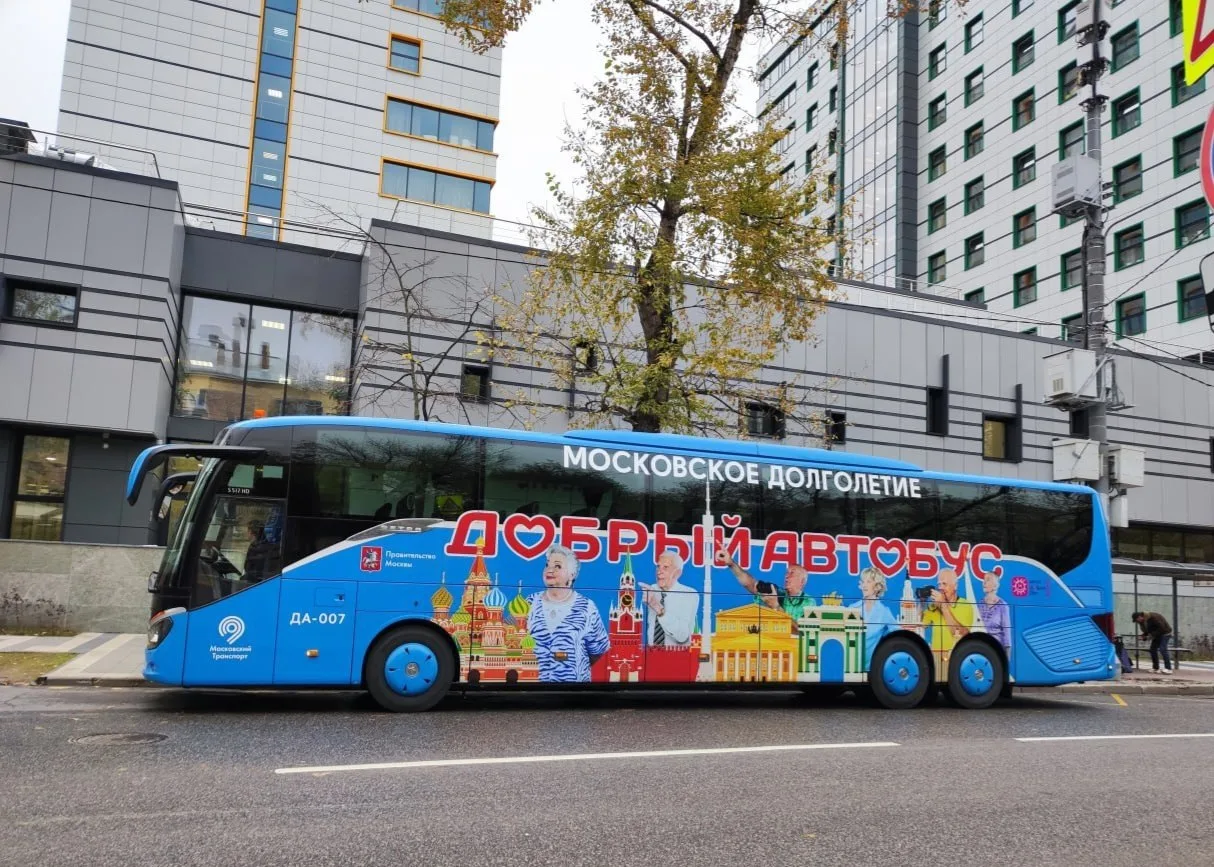 Автобус с долголетами на Малой Грузинской заметил сосед.