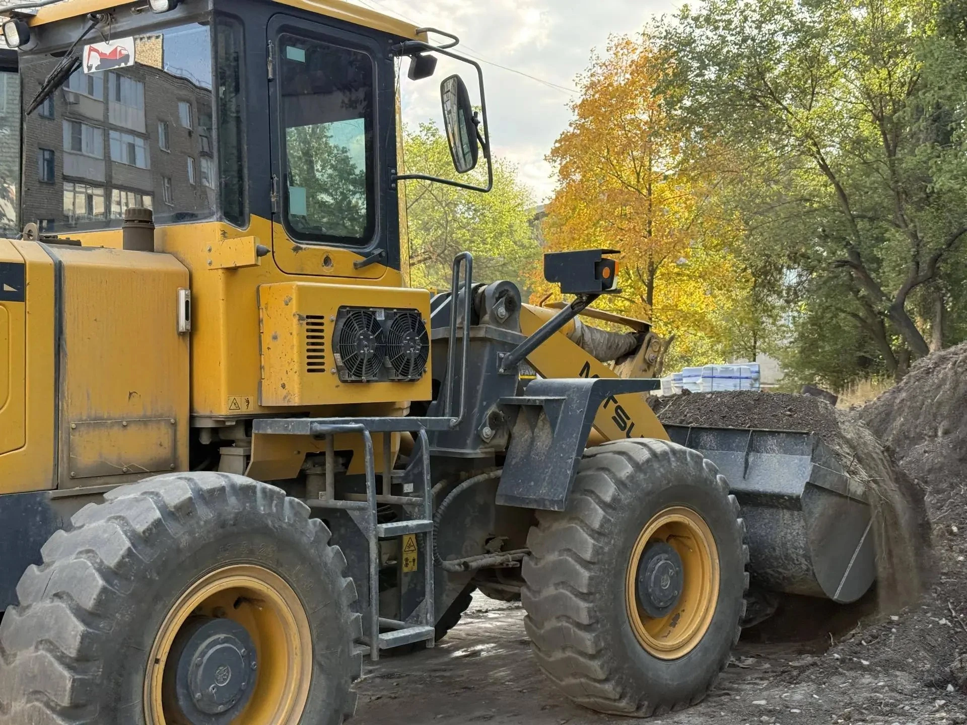 В Краснодоне продолжают благоустройство двора в квартале Лютикова
