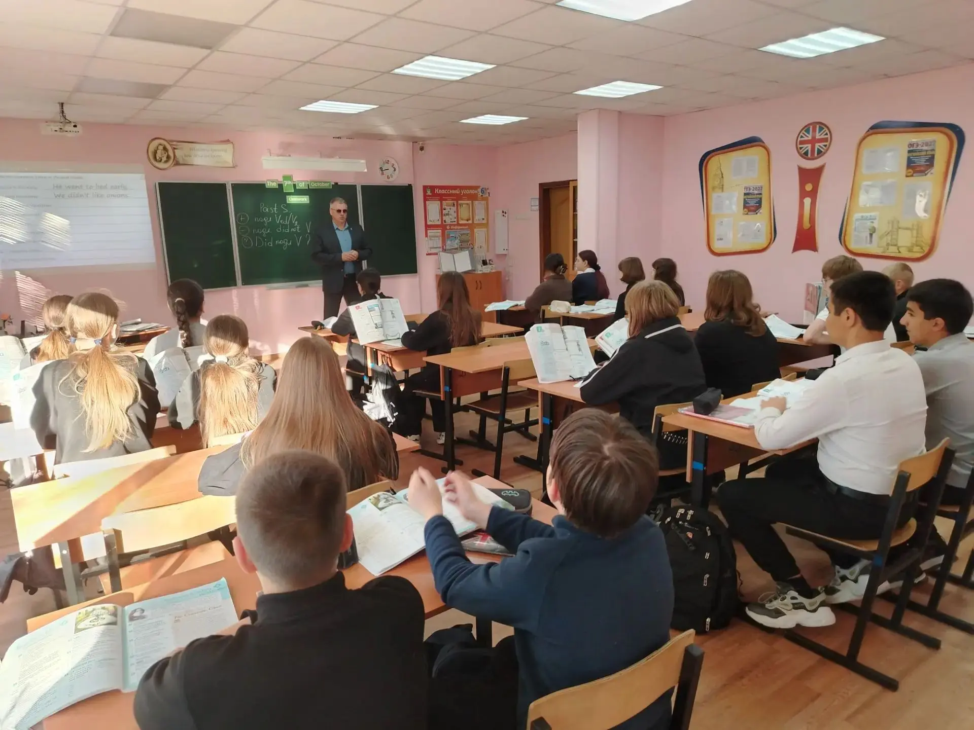 К Дню гражданской обороны заместитель директора по безопасности Рязанцев С.В.  провел У...