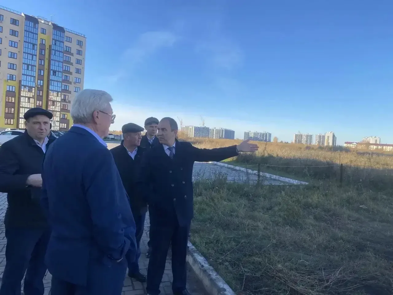 Глава администрации округа Радик Валиахметов провёл встречу с представителями подрядной...
