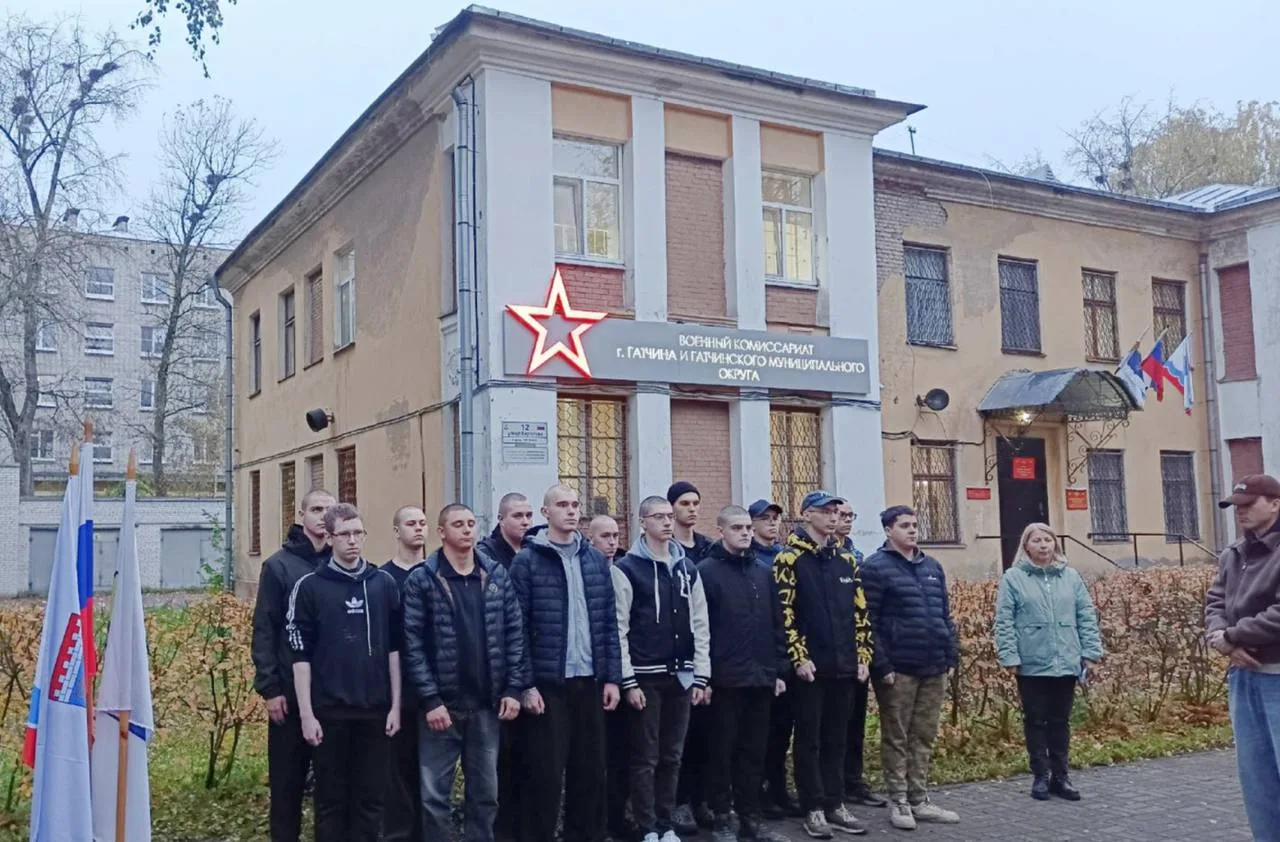 🪖 Первые осенние призывники из Гатчины отправились на службу