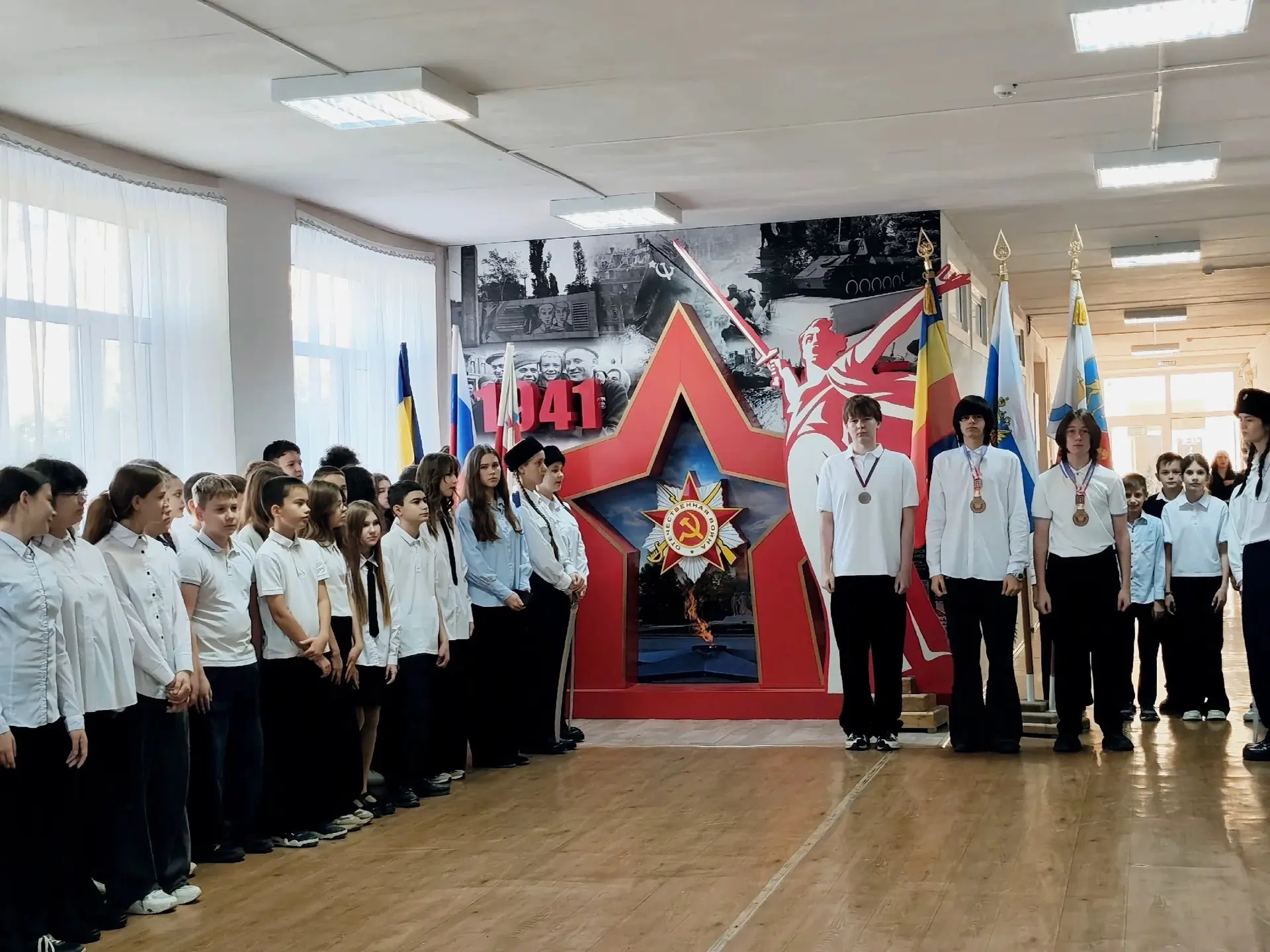 🇷🇺1️⃣2️⃣.1️⃣0️⃣.2️⃣0️⃣2️⃣6️⃣ новая учебная неделя в МБОУ СОШ № 2 началась с традицион...
