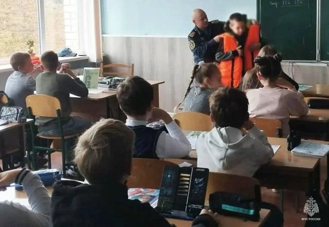🌊 Инспекторы ГИМС провели урок безопасности на воде для школьников