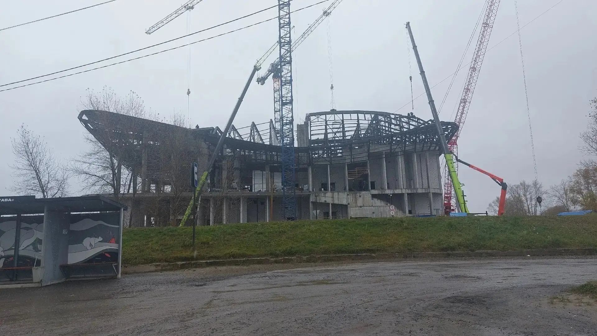 Проехал сегодня в районе большой стройки — концертного зала в районе переправы. Очевидн...