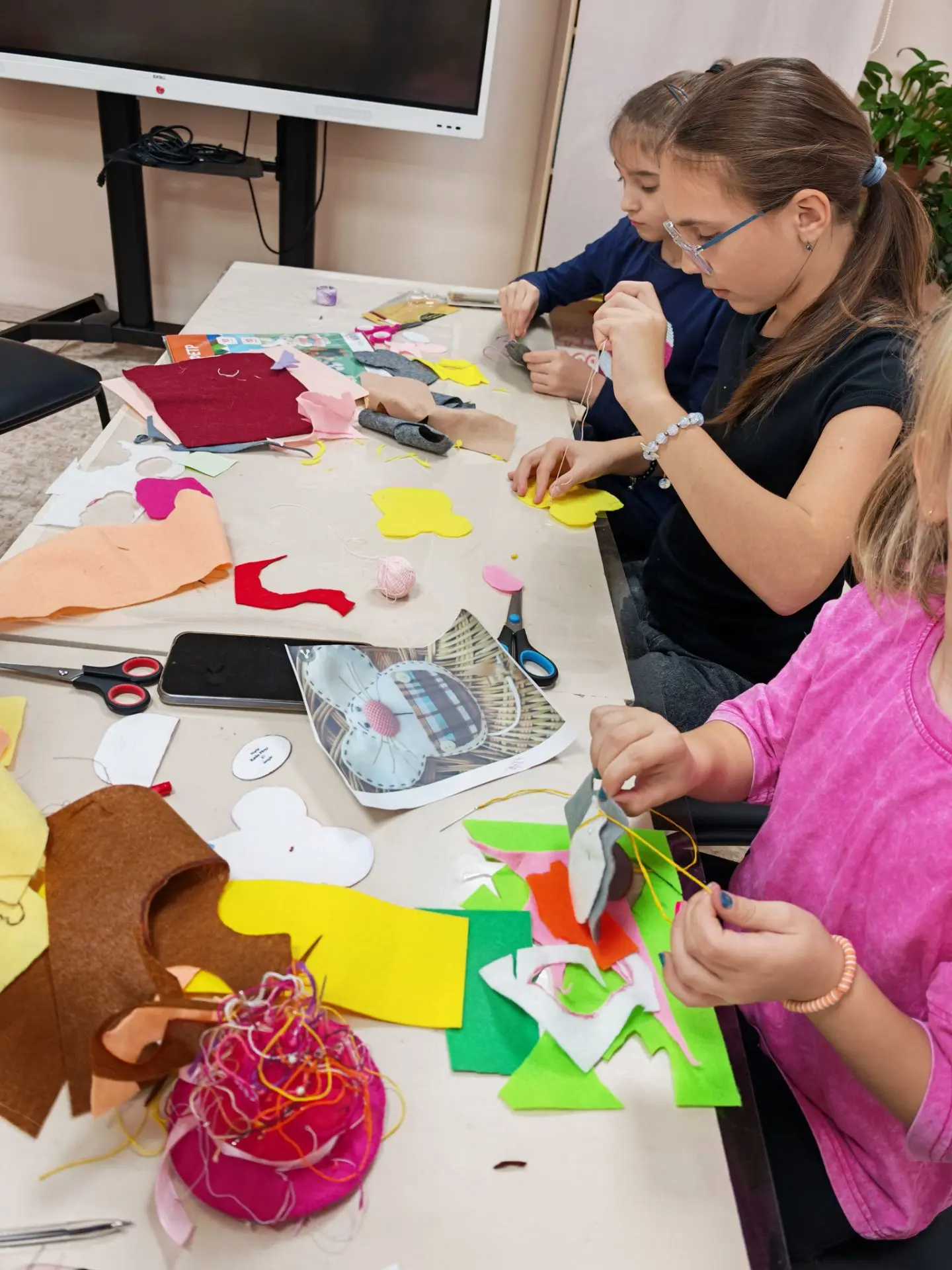 🐭 в нашем объединении «Рукотворушка» продолжает  кипеть работа! ✂️🧵