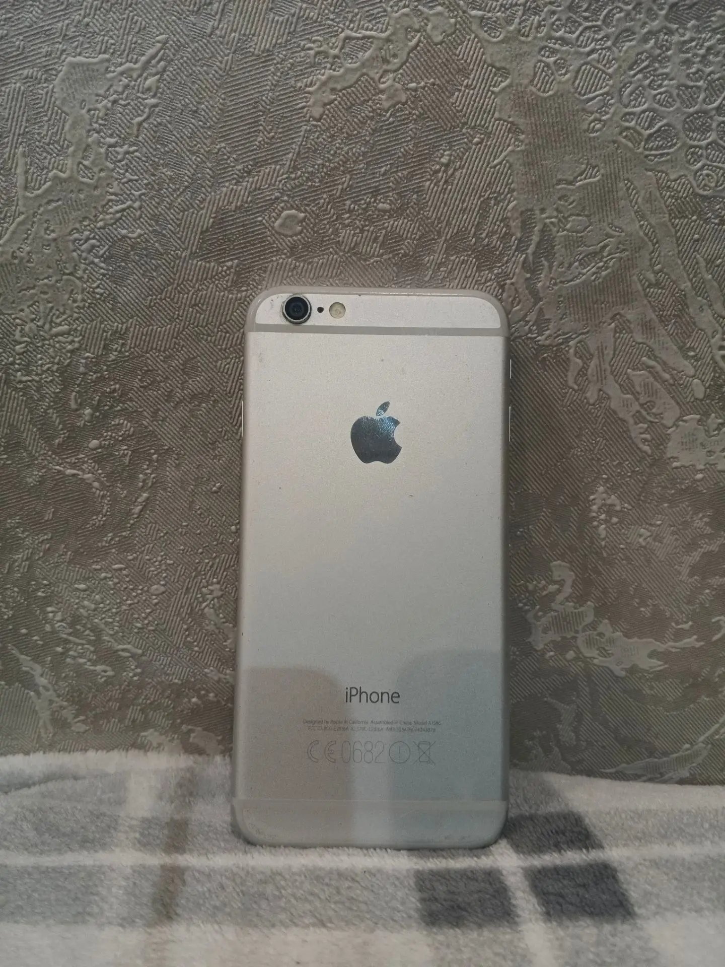 Продаю  iPhone 6 с объемом памяти 16 ГБ в серебристом цвете. Телефон в хорошем состояни...