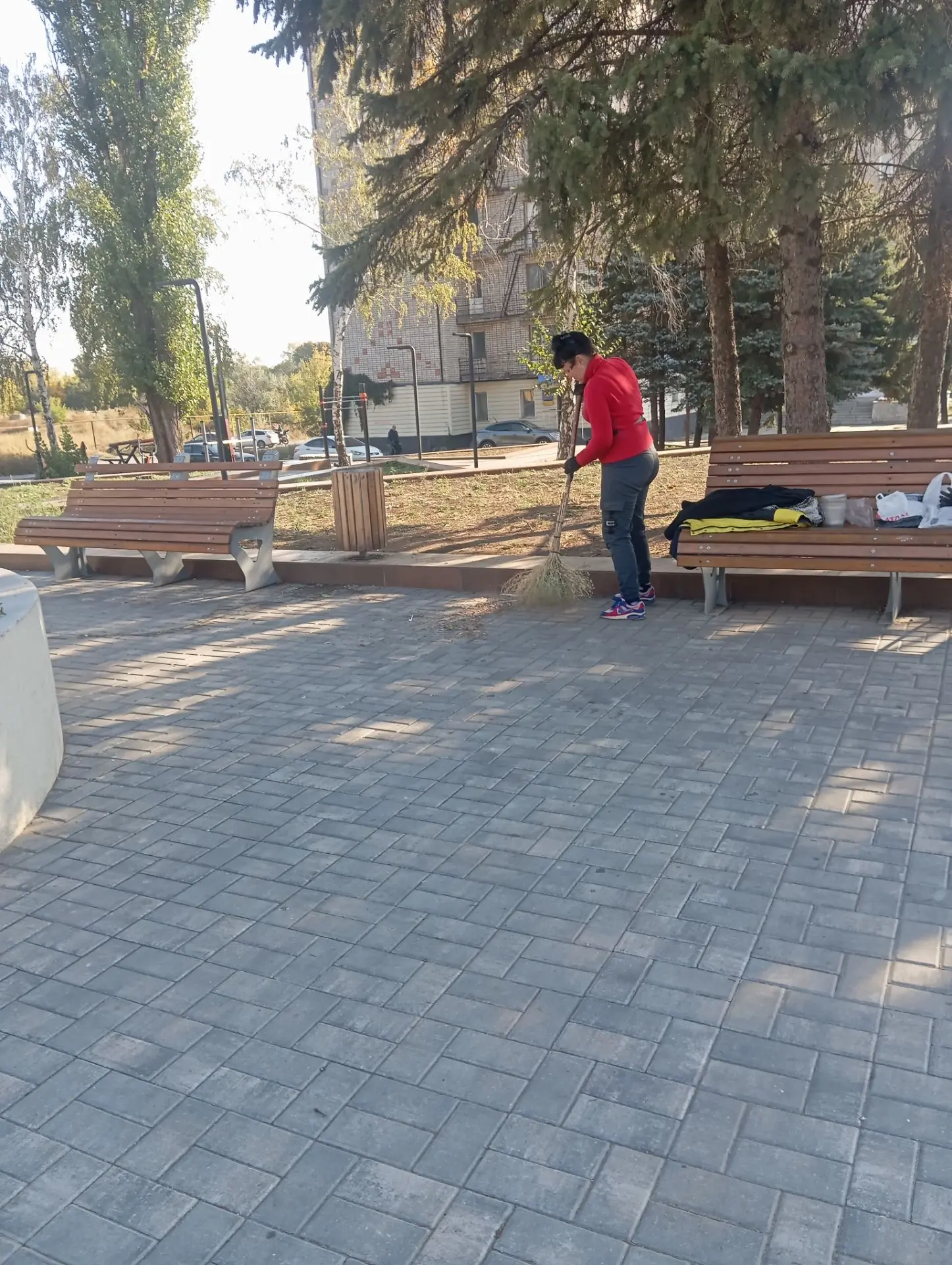 Подметание дорожек в скв. Ляхова
