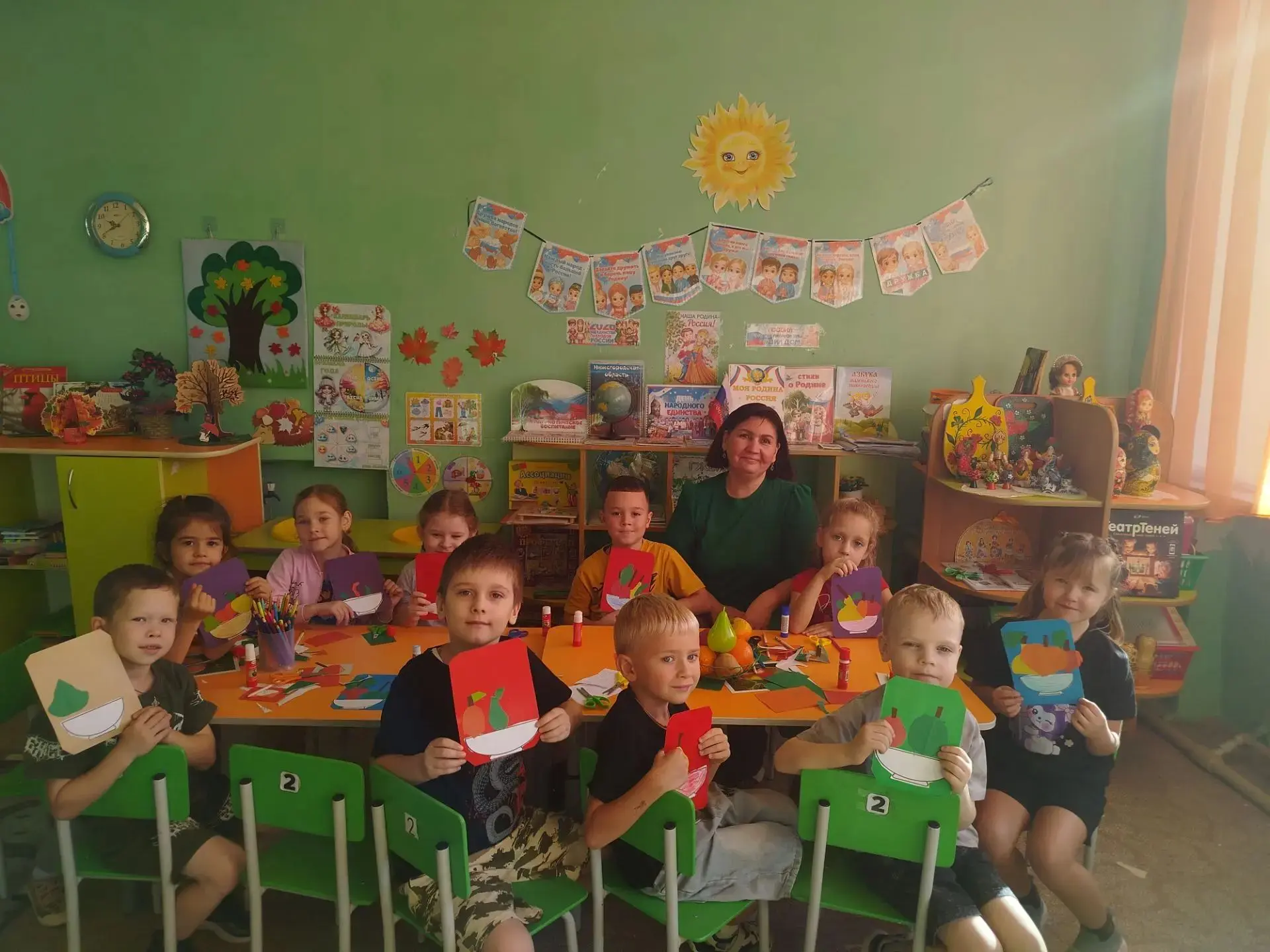 В подготовительной группе√5 прошло увлекательное занятие по аппликации на тему: