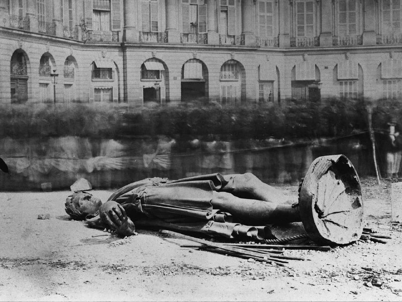 Сброшенная статуя Наполеона I на Вандомской площади. Париж, 1871 год.