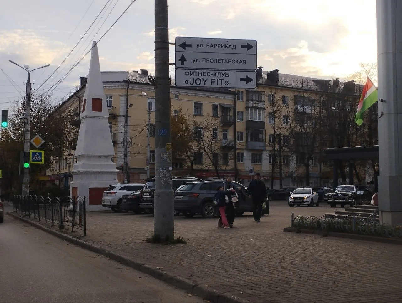 Тротуар у филармонии снова заняли машины