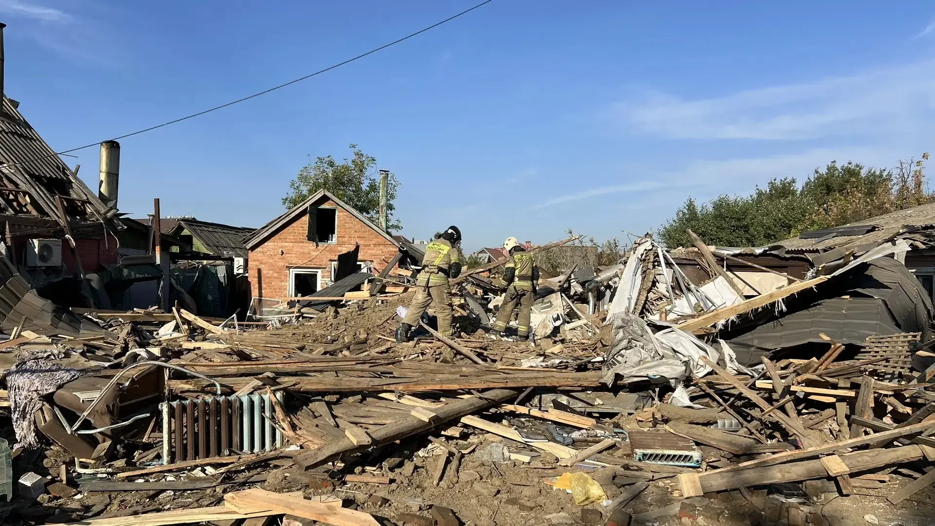 Дом снесло взрывом бытового газа в Яблоновском сегодня утром. Один человек погиб, ещё о...