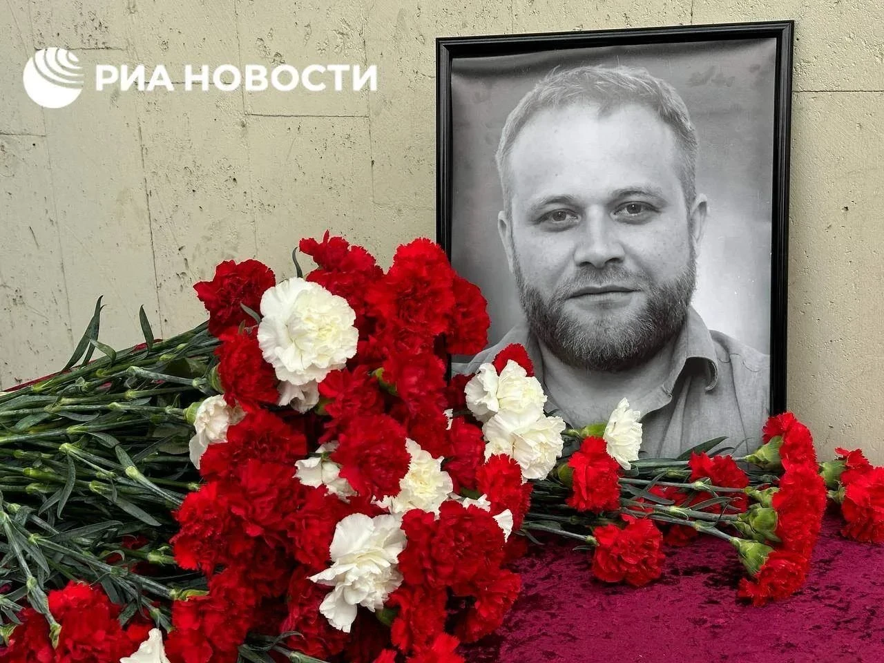 Памятную доску военному корреспонденту РИА Новости Ивану Зуеву открыли в Москве.
