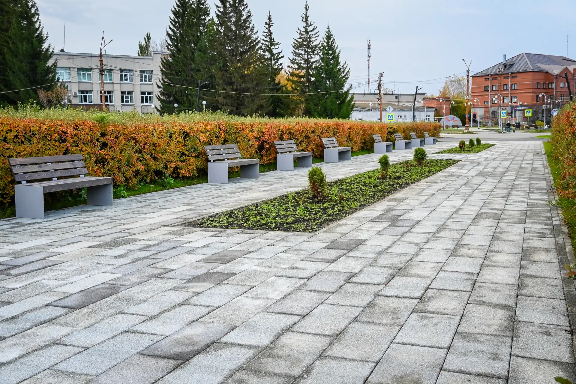 На площади появились еще лавочки